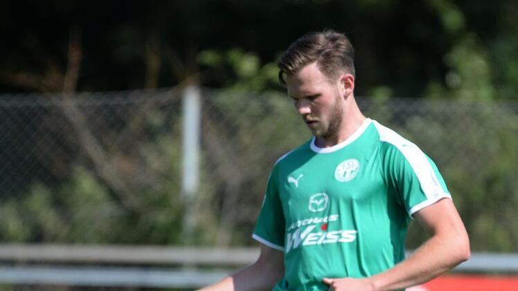 Der TSV Neudrossenfeld um Carsten Hahn (im Bild) gewinnt beim FC Vorwärts Röslau aufgrund der besseren zweiten Halbzeit mit 3:0. Foto: Peter Mularczyk