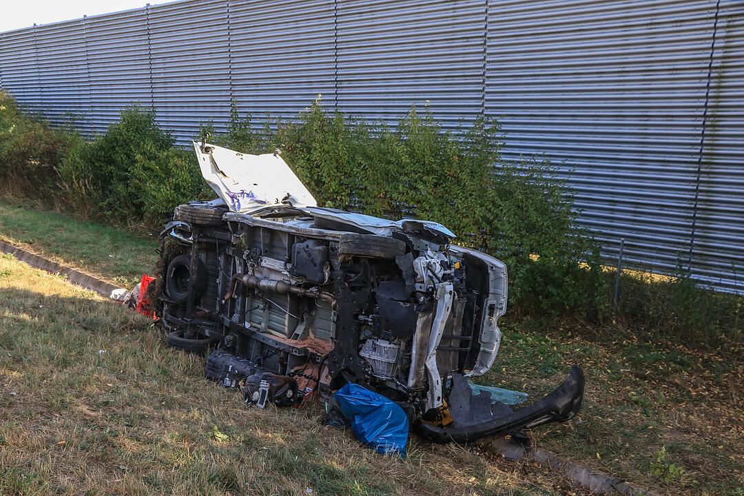 Auf der A70 bei Stadelhofen: Transporter  durchbricht Leitplanke – zwei Verletzte