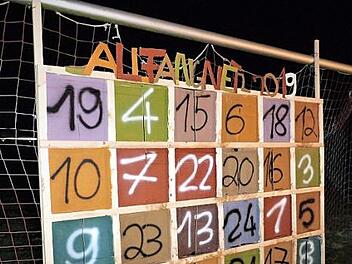 Den Adventskalender als Torwand haben acht Jugendliche selbst gebaut.