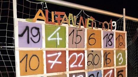 Den Adventskalender als Torwand haben acht Jugendliche selbst gebaut.