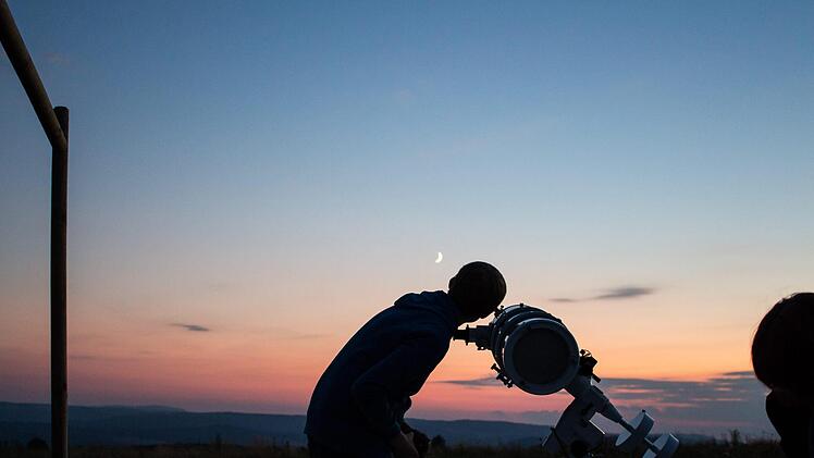 Den Himmel zu beobachten lohnt sich während der Sternenparkwochen vom 1. bis 15. August besonders. Nicht nur der Vollmond lässt sich bestaunen, auch unzählige Sternenschnuppen fliegen. Foto: Andrea Schoolze