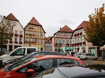 Selbst die Neugestaltung des Münnerstädter Marktplatzes, der derzeit ein reiner Parkplatz ist, rückt durch das ISEK näher. Für die Strukturverbesserung in den Stadtteilen soll ein Gemeindeentwicklungskonzept sorgen. Foto: Thomas Malz