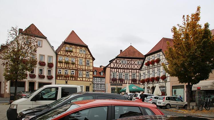 Selbst die Neugestaltung des Münnerstädter Marktplatzes, der derzeit ein reiner Parkplatz ist, rückt durch das ISEK näher. Für die Strukturverbesserung in den Stadtteilen soll ein Gemeindeentwicklungskonzept sorgen. Foto: Thomas Malz