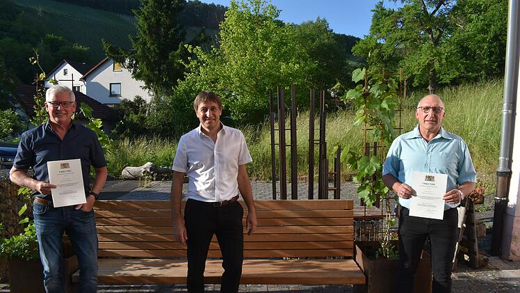 Zusätzlich zur gemeindlichen Würdigung des Einsatzes wurden Michael Günder (links) und Hubert Simon (rechts) durch den bayerischen Innenminister Joachim Herrmann für langjähriges verdienstvolles Wirken in der kommunalen Selbstverwaltung geehrt. Bürgermeister Rainer Morper übergab die Auszeichnungen im Haus erLebenskunst.