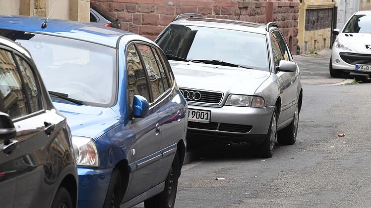 Parken auf Gehwegen wird in Bayern oft toleriert