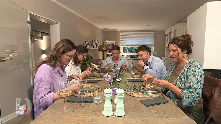 An Tag 4 im Ruhrgebiet trifft sich die "Dinner"-Runde bei Kolja (48) in Essen-Werden