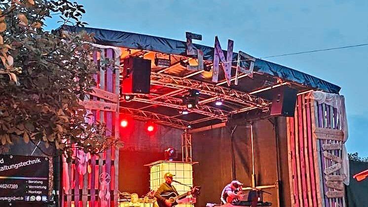 Die Partyband &bdquo;Zufall&ldquo; bei der Sommernachtsparty in Bad Bocklet.Jugendverein im Markt Bad Bocklet e.V.
