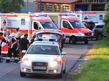Der Rettungsdienst ist eine der wichtigsten Aufgaben des BRK-Kreisverbandes Haßberge. Von vier Rettungswachen aus leisten haupt- und ehrenamtliche Mitarbeiter professionelle Hilfe, beispielsweise bei Verkehrsunfällen (wie hier vor wenigen Wochen in Pfarrweisach). Fotos: Michael Will