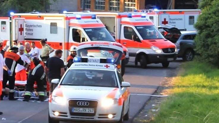 Der Rettungsdienst ist eine der wichtigsten Aufgaben des BRK-Kreisverbandes Haßberge. Von vier Rettungswachen aus leisten haupt- und ehrenamtliche Mitarbeiter professionelle Hilfe, beispielsweise bei Verkehrsunfällen (wie hier vor wenigen Wochen in Pfarrweisach). Fotos: Michael Will