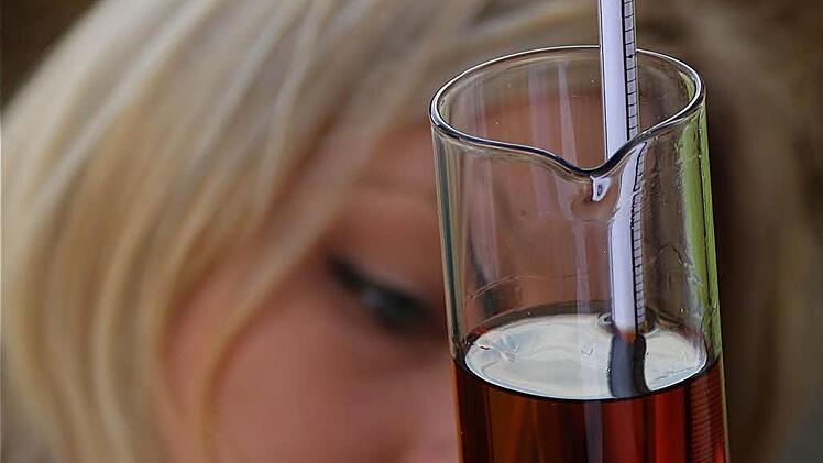 Franziska Bischof misst den Alkoholgehalt, der bei 58 Prozent für den Rhöner Whisky aus dem Holzfass liegt. Foto: Gerd Schaar