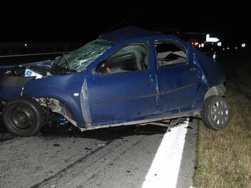 Gerade noch rechtzeitig konnten vier Rumänen aus ihrem auf der A 73 bei bei Bad Staffelstein liegen gebliebenen Dacia klettern, bevor ein Audi mit hoher Geschwindigkeit in ihren Wagen krachte. Fotos: Polizei