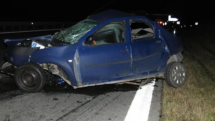 Gerade noch rechtzeitig konnten vier Rumänen aus ihrem auf der A 73 bei bei Bad Staffelstein liegen gebliebenen Dacia klettern, bevor ein Audi mit hoher Geschwindigkeit in ihren Wagen krachte. Fotos: Polizei