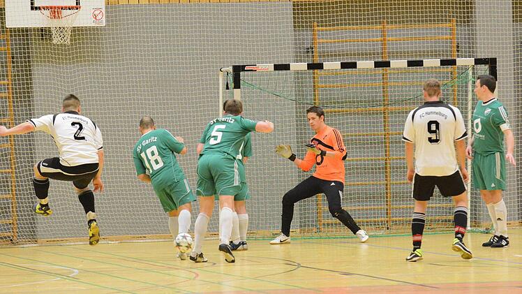 Szene aus dem Finalspiel des SV Garitz (in grün) gegen den FC Hammelburg (1:0). Foto: ssp