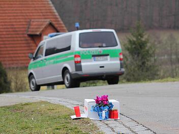 An der Stelle des Unglücks in Unterschleichach (Gemeinde Oberaurach) haben Angehörige und Dorfbewohner Blumen niedergelegt, um ihrer Trauer Ausdruck zu verleihen.  Foto: Ralf Naumann