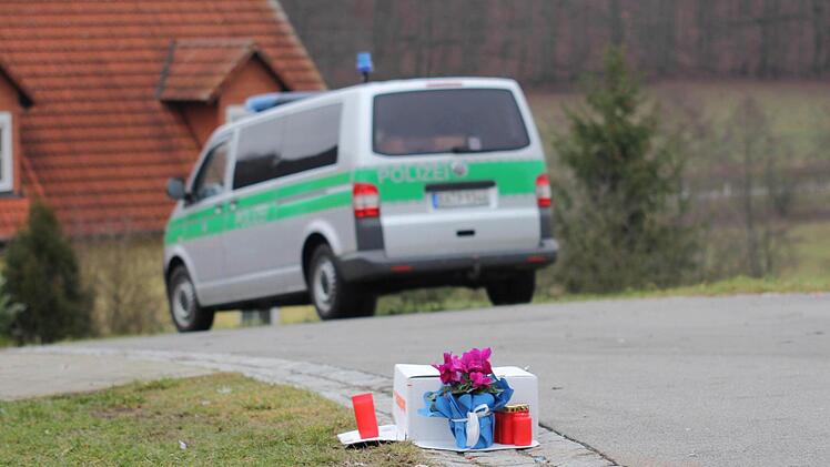 An der Stelle des Unglücks in Unterschleichach (Gemeinde Oberaurach) haben Angehörige und Dorfbewohner Blumen niedergelegt, um ihrer Trauer Ausdruck zu verleihen.  Foto: Ralf Naumann