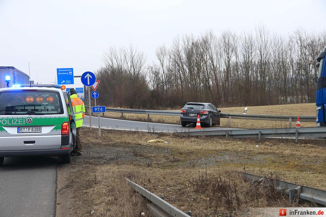 Auto kracht  auf der A73 am Bamberger Kreuz in Baustellenanhänger und Leitplanke