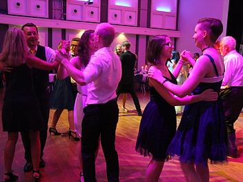 Kurz oder lang, schlicht oder frech - beim Abschlussball des Markgraf-Georg-Friedrich-Gymnasiums machten die Abiturienten die Nacht zum Tage. Fotos: Sonny Adam