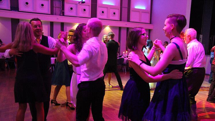 Kurz oder lang, schlicht oder frech - beim Abschlussball des Markgraf-Georg-Friedrich-Gymnasiums machten die Abiturienten die Nacht zum Tage. Fotos: Sonny Adam