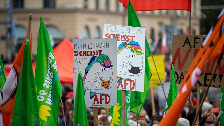 Oktoberfest-Hit mal anders: Das Lied "Mia ned!" beschäftigt sich mit dem Wahlprogramm der AfD und verbreitet sich rasant im Internet - und auch auf der Wies'n.  Foto: Lino Mirgeler/dpa