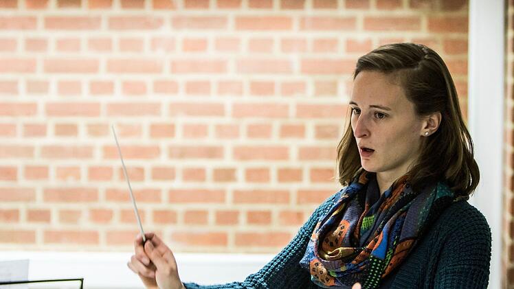Dirigentin Lena Wegener bei der Probenarbeit mit dem Musikverein Stadt RödentalFoto: Archiv/Jochen berger