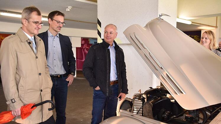 Matthias Turdi  lässt Harry Weiß, Simon Moritz und Nina Moritz unter die Haube seines Renault Juvaquatre blicken. Foto: Uschi Prawitz