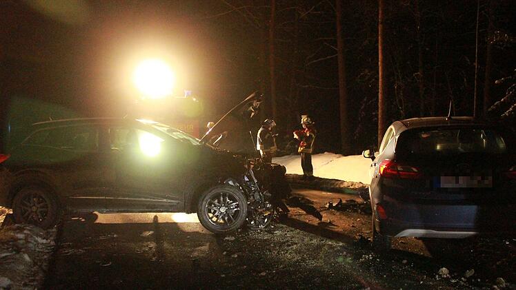Autos kollidieren frontal miteinander: Eine Person verletzt