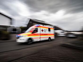 Zwei der drei Fahrer, die an dem Unfall beteiligt waren, mussten ins Krankenhaus gebracht werden.