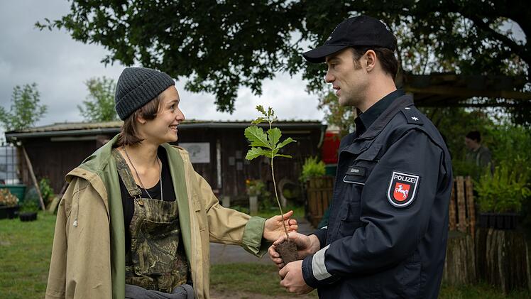 Oliver Klasen (Malte Thomsen) hat sich in Aktivistin Elfi Petersen (Anouk Elias) verguckt - aber muss sie auch zum aktuellen Fall befragen.