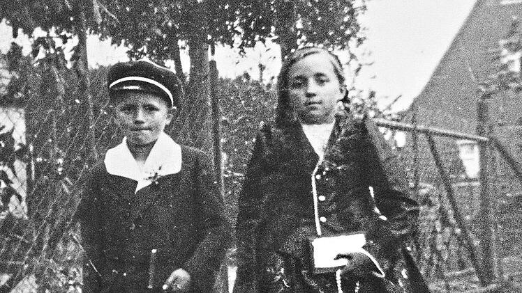 Maria Margareta Derfu&szlig; geht als Kind in ihrer Tracht zur Erstkommunion, neben ihr ihr Bruder Wendelin Derfu&szlig;. Familienbesitz Wagner