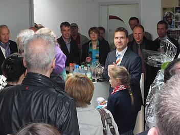 Der Allgemeinmediziner Christian Staab (mit gestreifter Krawatte) inmitten der zahlreichen Besucher, die sich das neu eröffnete Gesundheitszentrum in Bad Bocklet am Tag der offenen Tür anschauten. Fotos: Björn Hein