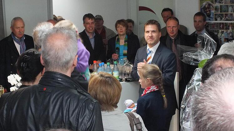 Der Allgemeinmediziner Christian Staab (mit gestreifter Krawatte) inmitten der zahlreichen Besucher, die sich das neu eröffnete Gesundheitszentrum in Bad Bocklet am Tag der offenen Tür anschauten. Fotos: Björn Hein
