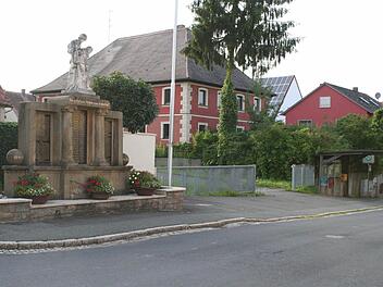 Wo heute noch das Kriegerdenkmal steht, wird Platz für den Schulbus geschaffen. Das Ehrenmal bekommt einen neuen Platz neben der Kirche. Fotos: Evi Seeger