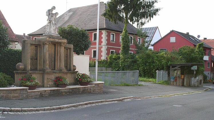 Wo heute noch das Kriegerdenkmal steht, wird Platz für den Schulbus geschaffen. Das Ehrenmal bekommt einen neuen Platz neben der Kirche. Fotos: Evi Seeger