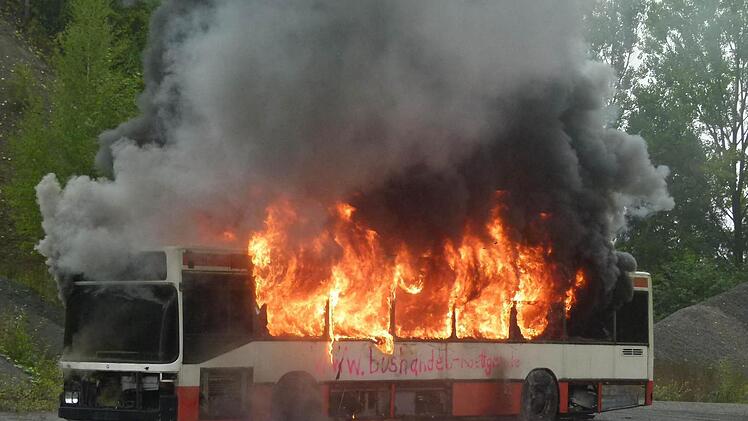 Der Bus brennt auf dem Gelände des Guttenberger Steinbruchs völlig aus. Fotos: Werner Oetter
