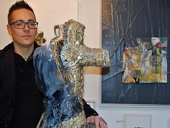 Alexander Ruppert an seiner Skulptur "Auf Hoffnung erbaut" Foto: Sigismund von Dobschütz