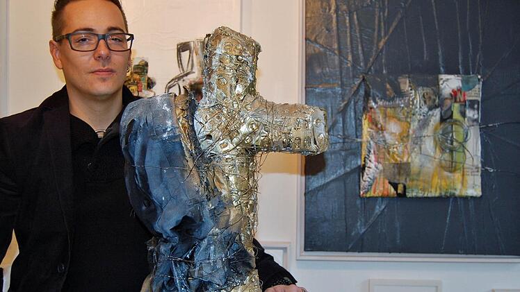 Alexander Ruppert an seiner Skulptur "Auf Hoffnung erbaut" Foto: Sigismund von Dobschütz