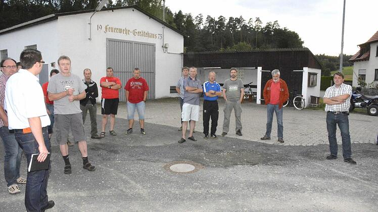 Die Idee, vor einer umfassenden Dorferneuerung in Hohnhausen den Vorplatz des Feuerwehrgerätehauses zu sanieren, ist umstritten. Als wahrscheinlicher gilt, dass beide Maßnahmen in einem Zug durchgeführt werden. Foto: Schmidt