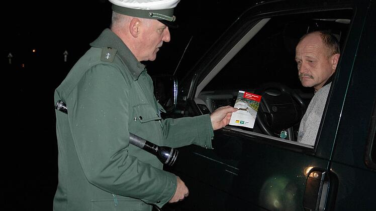 Polizeioberkommissar Eberhard Fries verteilt Wildunfall-Broschüren an die Autofahrer - besonders an der Straße von Riedenberg nach Oberweißenbrunn klärte die Polizei Verkehrsteilnehmer auf. Foto: bit/Archiv