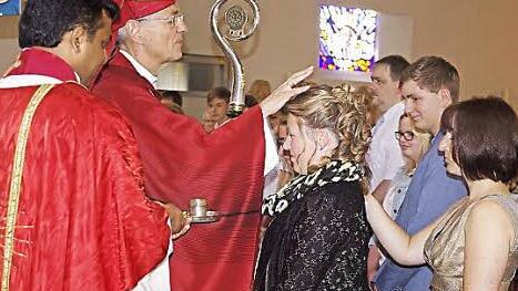 Auch Lena empfing von Erzbischof Ludwig Schick das Heilige Sakrament der Firmung.  Foto: Heike Schülein