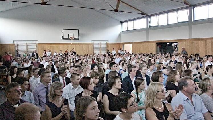 Die Turnhalle war proppenvoll.