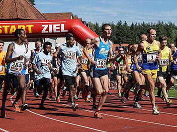 Muhamedaman Teylan (re., Nr. 1) siegte vor Jürgen Wittmann (gelb, Nr. 3). Als Fünfter überquerte Florian Koch (orange, Nr. 8) die Ziellinie. Foto: Patrick Peter