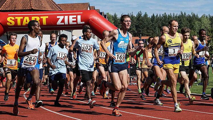 Muhamedaman Teylan (re., Nr. 1) siegte vor Jürgen Wittmann (gelb, Nr. 3). Als Fünfter überquerte Florian Koch (orange, Nr. 8) die Ziellinie. Foto: Patrick Peter