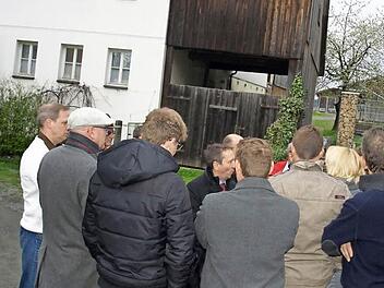 Die Gemeinderäte machten sich ein Bild von der Dorfmitte in Großvichtach. Im Hintergrund das Anwesen Nr. 21, das einem Gemeinschaftshaus weichen wird.  Foto: Susanne Deuerling