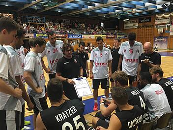 Trainer Andreas Trinchieri gibt seinen Spielern vor dem Er&ouml;ffnungs-Sprungball in Gmunden letzte taktische Anweisungen.Fotos: privat