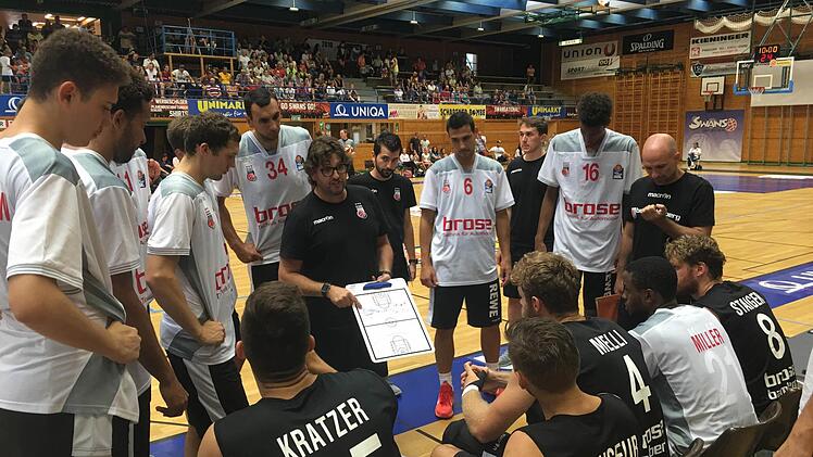 Trainer Andreas Trinchieri gibt seinen Spielern vor dem Er&ouml;ffnungs-Sprungball in Gmunden letzte taktische Anweisungen.Fotos: privat