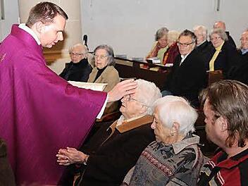 Kaplan Dominik Urban (Foto) und Pater Gottfried Hofer spendeten in der Kronacher Stadtpfarrkirche die Krankensalbung.  Foto: Rainer Glissnik