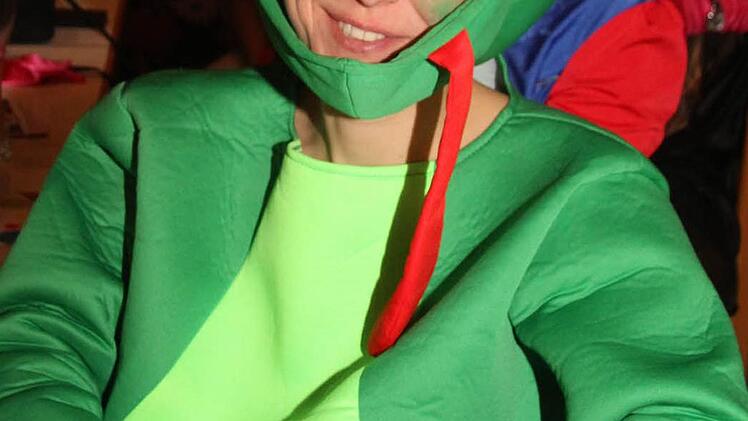Ein grasgrüner Frosch hatte sich auch unter den Narren gemischt.