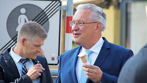 Vorneweg eine Abkühlung: Innenminister Joachim Herrmann hielt seine Rede vor dem Auftritt der Kanzlerin. Foto: Heide Beudert