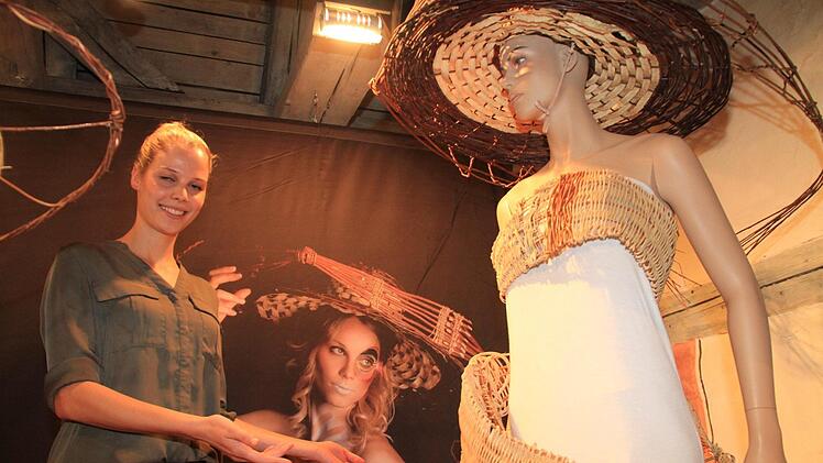 Laura Zeck  vor dem Bild des Fotostudios Kögler und "ihrem" KostümFoto: Gerda Völk