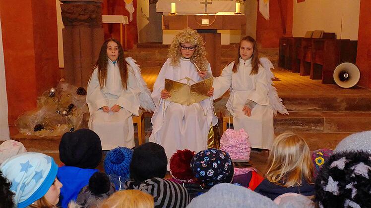 Christkind Marie Gensler mit ihren Engelchen Julie Ebert und Isabella Gärtner. Fotos: Gerd Schaar